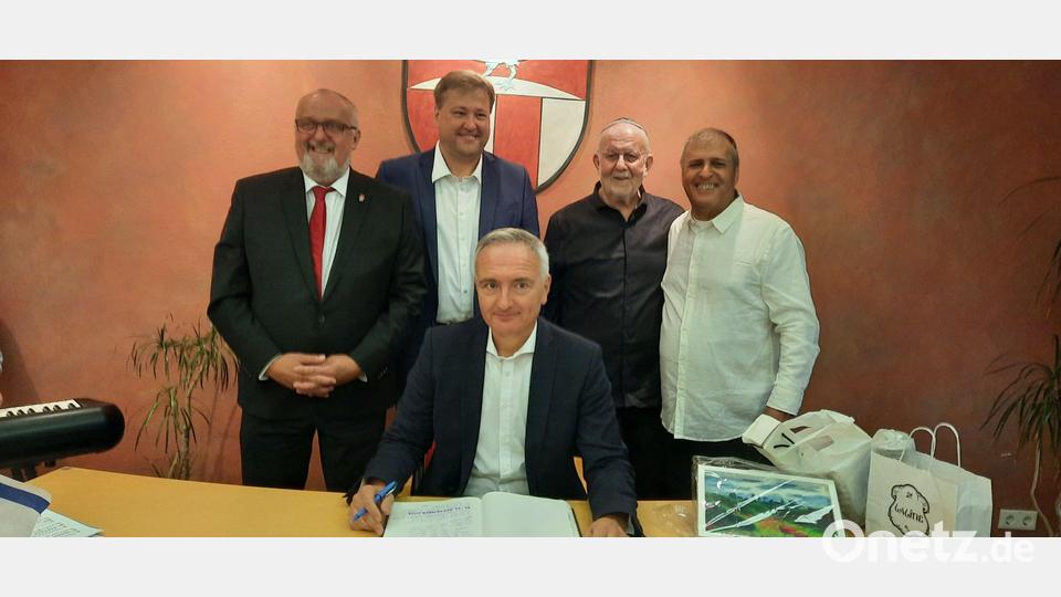 Eintrag ins Goldene Buch. Hinter v. links: Bürgermeister Anton Peter; stellv. Landrat Stefan Braun; Natan Rigler, Hevel Modiin; Shimon Susan, Bürgermeister Hevel Modiin. Vorne MdL Harald Schwartz. Bild: oe
