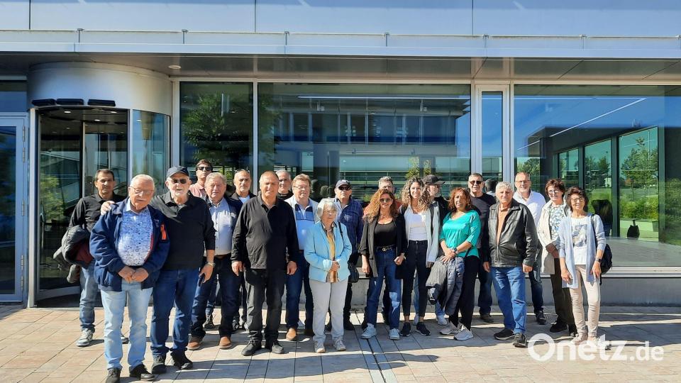 Auf großes Interesse stößt bei den Israelis eine Führung durch die Firma Grammer in Ursensollen. Bild: oe