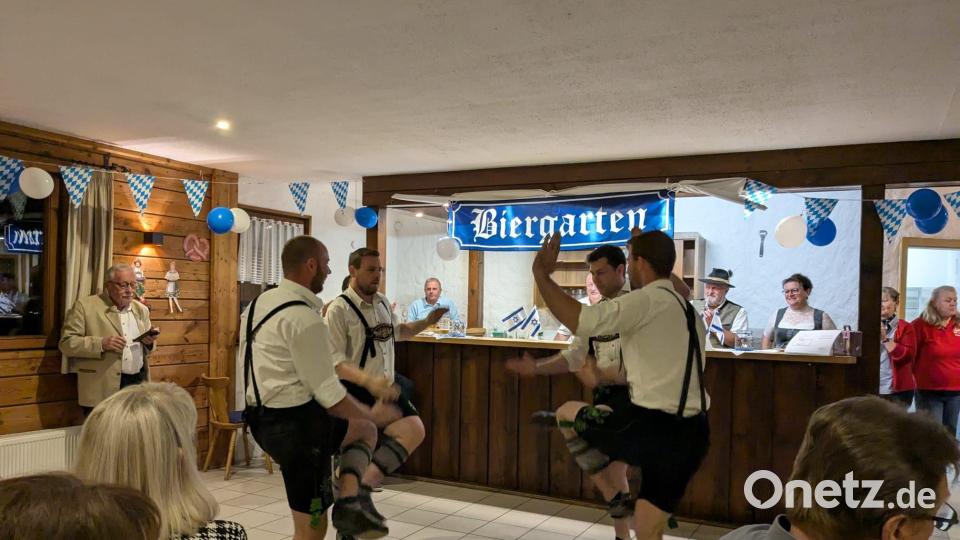Die Schwarzenbacher Schenkelzinterer plattelten und rockten den Saal. Die Israelis waren begeistert. Bild: oe