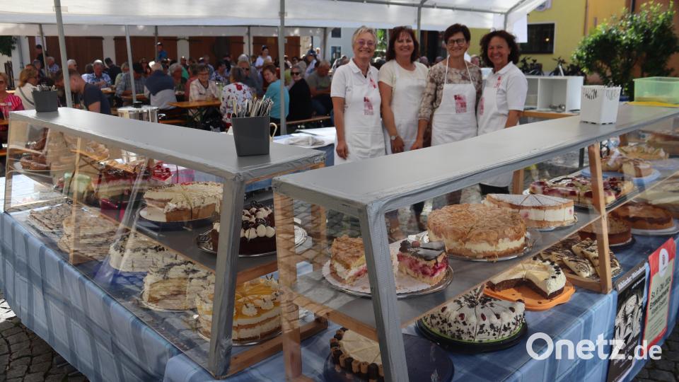 Sie strahlten mit den Torten, Kuchen und Küchln um die Wette: Die Damen der KAB Rieden. Bild: mrr