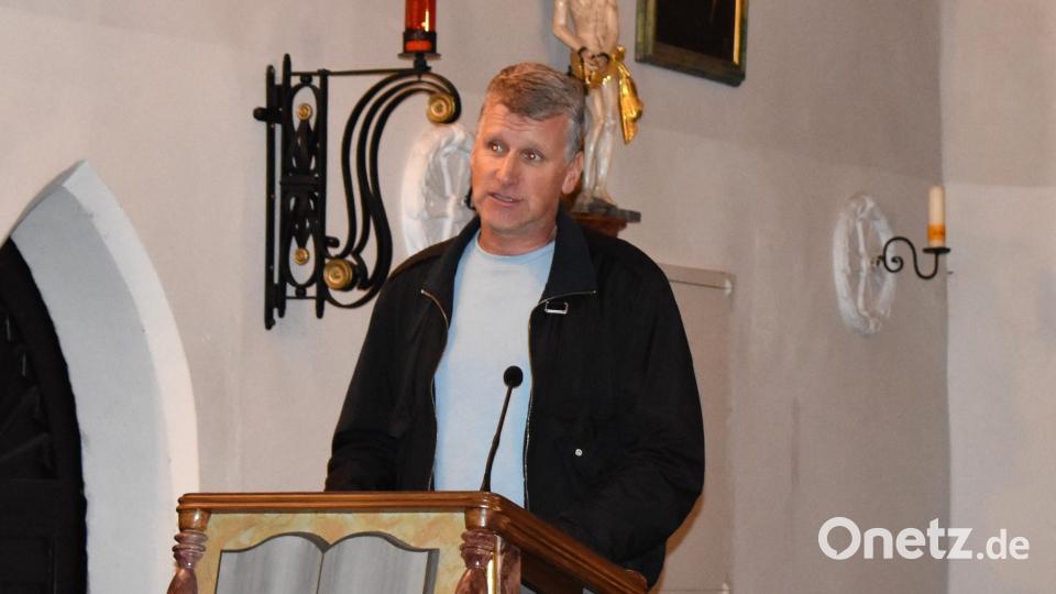 &quot;MuT&quot;- Ideengeber Wolfgang Göldner spricht die berührenden Texte. Bild: rgr
