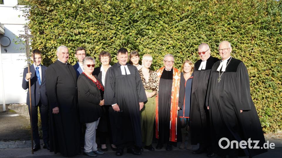 Regionalbischof Klaus Stiegler, Pfarrer Leander Sünkel (von rechts), Pfarrer Klaus Stolz (vierter von rechts), Pfarrer Alfredo Malinkowski (sechster von links) und Dekan Alfons Kaufmann (zweiter von links) zogen zusammen mit dem Kirchenvorstand in die Auferstehungskirche ein Bild: wel