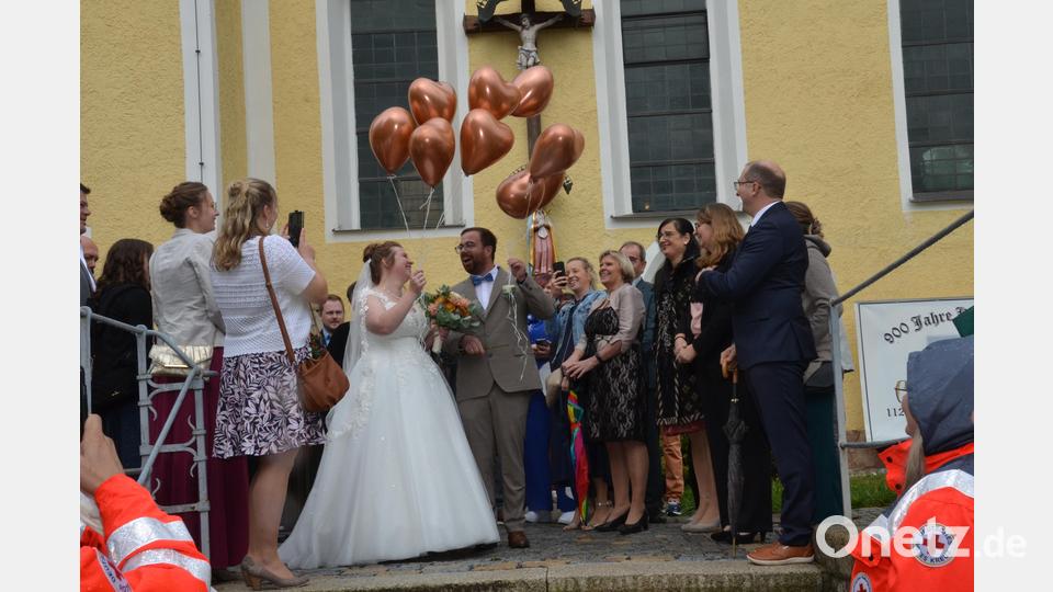 Ein strahlendes Brautpaar verließ am Samstag trotz Regen die Pfarrkirche in Michldorf. Theresa Braun aus Zieglmühle und Johannes Liebl aus Schmidgaden versprachen sich vor Pfarrer Alfons Forster ewige Treue. Bronzefarbene Luftballonherzen stiegen gen Himmel. Bild: dob