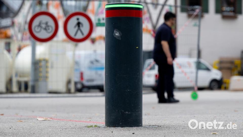 Versenkbare Poller sollen verhindern, dass Fahrzeuge auf das Gelände rasen. (Archivbild) Bild: Sven Hoppe/dpa