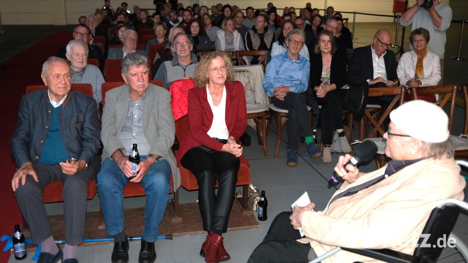 Regisseur Bertram Verhaag (rechts) erläuterte den Besuchern die Intention seines Films. Vorne von links Altlandrat Hans Schuierer, Altbürgermeister Jakob Scharf und die Wackersdorfer Gemeinderätin Sabine Roidl. Bild: Hirsch