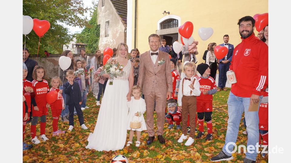 Zur Hochzeit von Lisa und Matthias Scheck gratulieren kleine und große Mitglieder des FSV Waldthurn. Bild: fvo