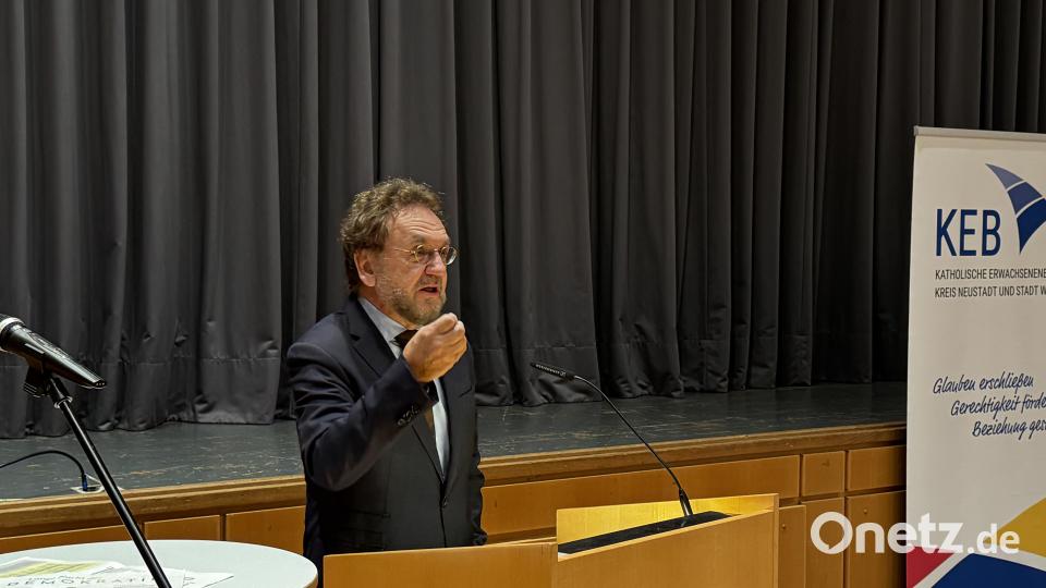 Der Journalist Heribert Prantl hält in der Neustädter Stadthalle ein flammendes Plädoyer für die Stärkung der Demokratie. Bild: mgo
