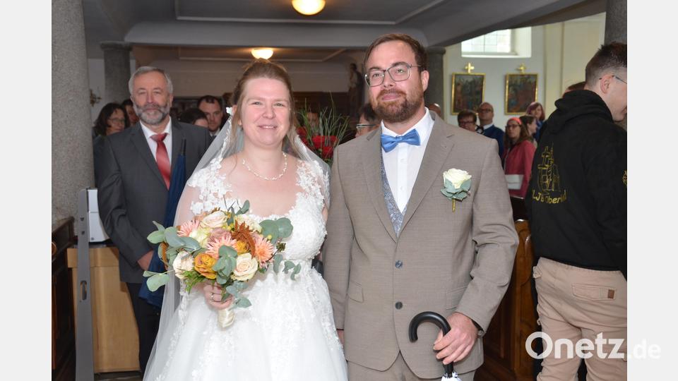 Ein strahlendes Brautpaar verließ am Samstag trotz Regen die Pfarrkirche in Michldorf. Theresa Braun aus Zieglmühle und Johannes Liebl aus Schmidgaden versprachen sich vor Pfarrer Alfons Forster ewige Treue. Bild: dob