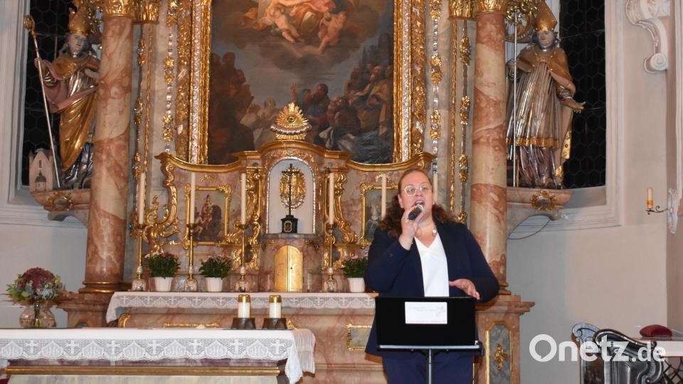 Bettina Mildner singt beim &quot;MuT&quot;-Benefizkonzert in der Mariä-Himmelfahrtskirche einfühlsam und ausdrucksstark. Bild: rgr