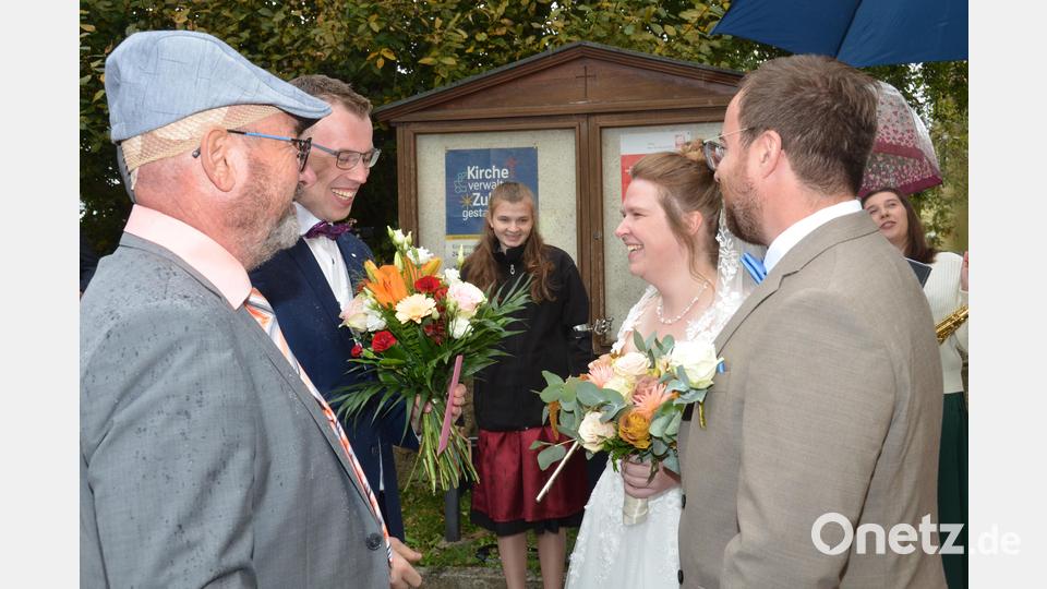 Ein strahlendes Brautpaar verließ am Samstag trotz Regen die Pfarrkirche in Michldorf. Theresa Braun aus Zieglmühle und Johannes Liebl aus Schmidgaden versprachen sich vor Pfarrer Alfons Forster ewige Treue. Die Jugendkapelle Roggenstein verschönte den Hochzeitstag. Kapellmeister Josef Wolfrath und Vorsitzender Daniel Fenzl (von links) gratulierten. Bild: dob