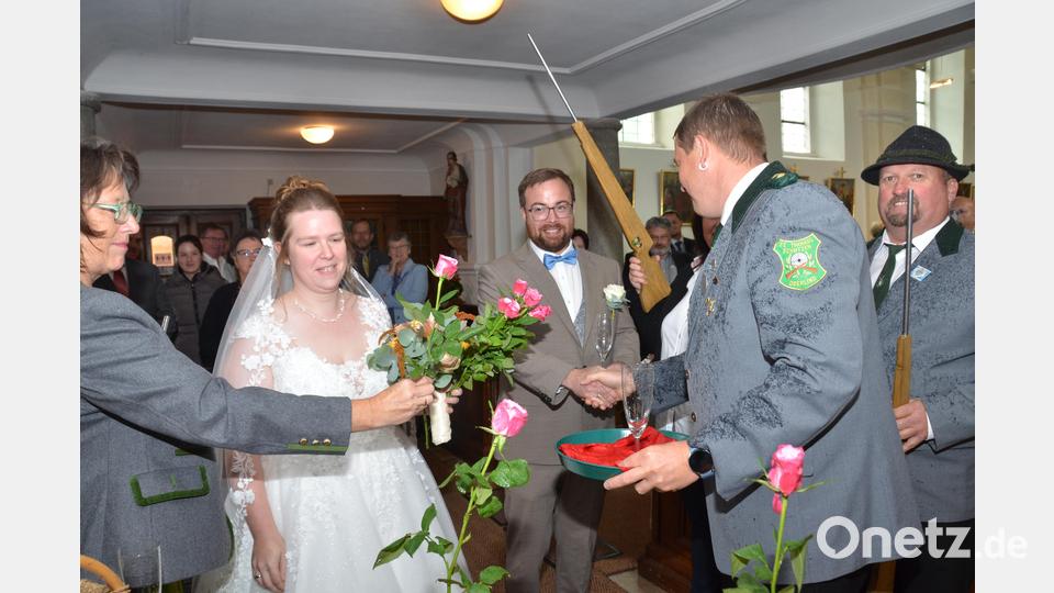 Ein strahlendes Brautpaar verließ am Samstag trotz Regen die Pfarrkirche in Michldorf. Theresa Braun aus Zieglmühle und Johannes Liebl aus Schmidgaden versprachen sich vor Pfarrer Alfons Forster ewige Treue. Zu den ersten Gratulanten zählten die Oberlinder St.-Thomas-Schützen. Bild: dob