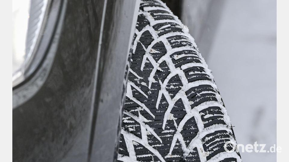Autofahrer sollten einen Blick auf ihre Winterreifen werfen. Symbolbild: Patrick Pleul/dpa
