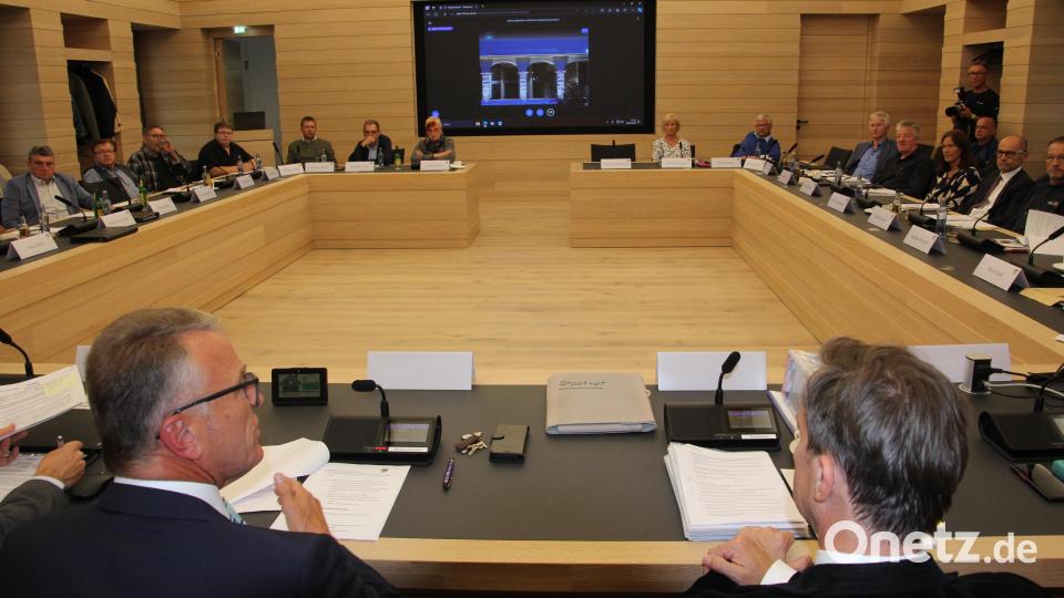 Erstmals fand eine Stadtratssitzung im neuen Sitzungssaal im Rathaus II statt. Bild: kro