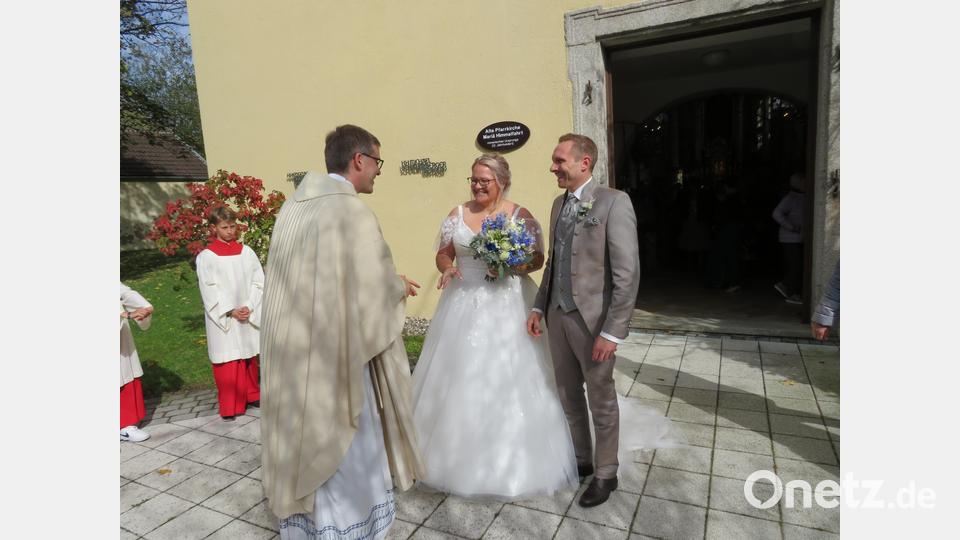Pfarrer Thomas kopp gratuliert Stefanie und Thomas Abele nach dem Gottesdienst. Bild: adj