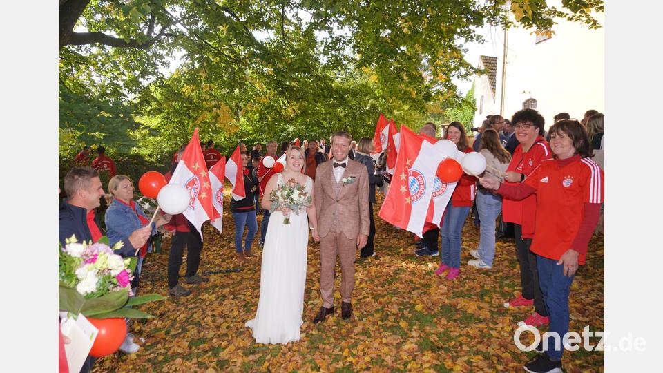Zur Hochzeit Lisa und Matthias Scheck sind auch die Waldthurner Bayernfans im Lennesriether Kirchgarten, um die Glückwünsche zu überbringen. Bild: fvo