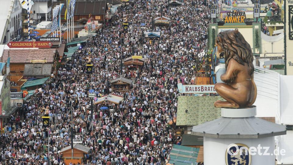 Viele Besucher: Dicht drängen sich die Wiesn-Gäste in den Gassen zwischen den Zelten und Fahrgeschäften. Bild: Felix Hörhager/dpa
