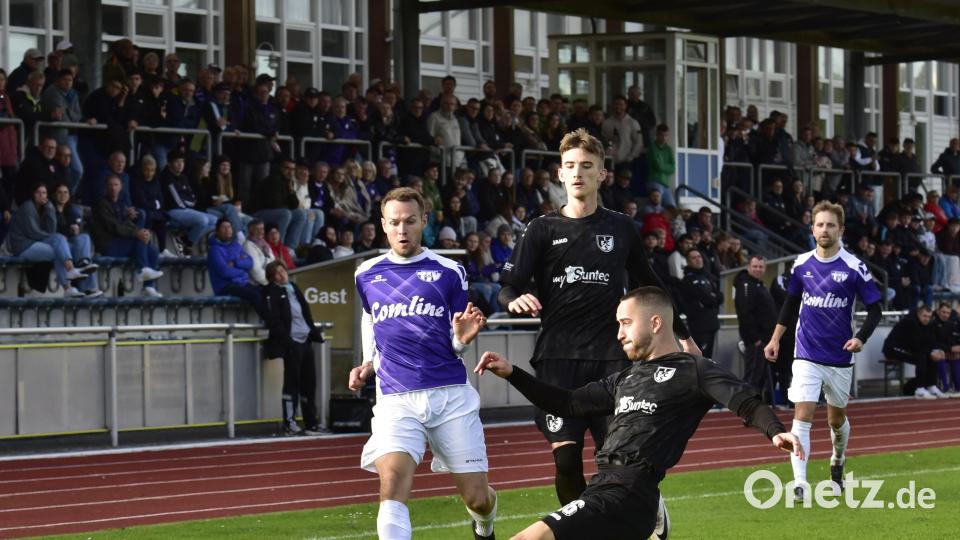 Vor einer gut gefüllten Tribüne im Schwarzenfelder Sportpark klärt in dieser Szene Heim-Verteidiger Apostolis Ristanis (vorne rechts) vor Marco Wurdack vom TSV Detag Wernberg. Bild: ham