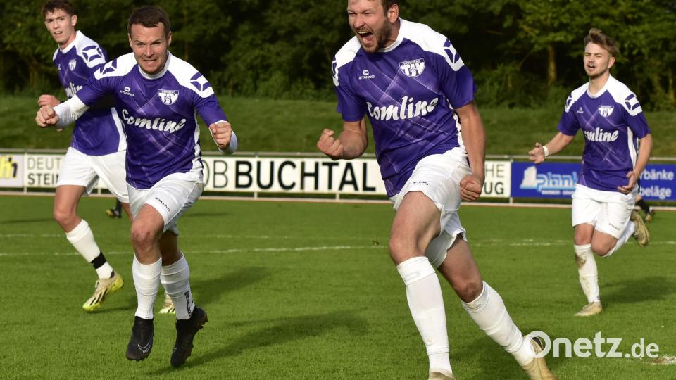 Szenen aus dem Spitzenspiel der Kreisliga West zwischen dem 1. FC Schwarzenfeld (dunkle Trikots) und dem TSV Detag Wernberg am Samstag, 28. September 2024. Beide Teams trennten sich 1:1. Bild: ham