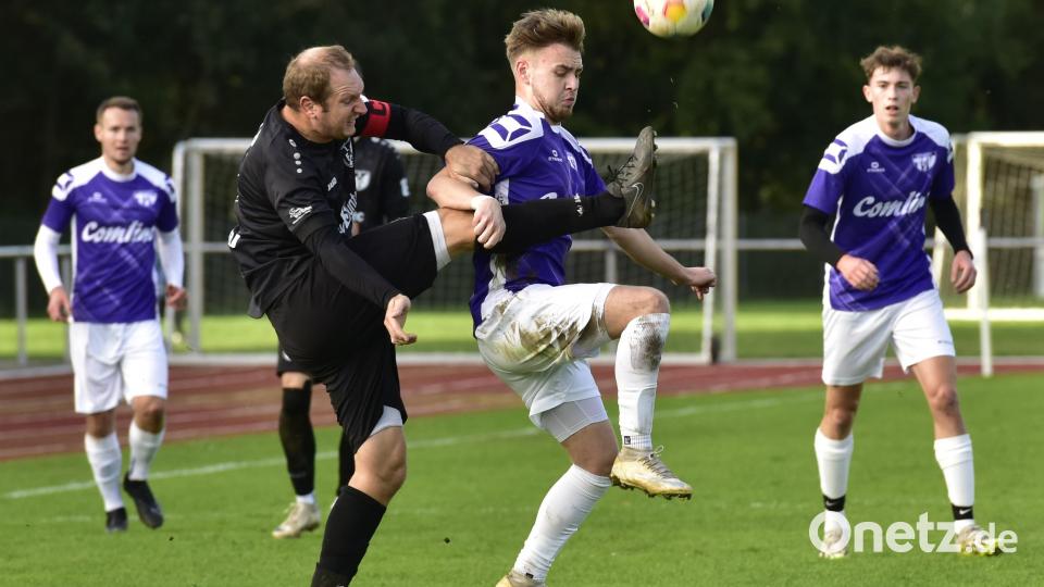 Szenen aus dem Spitzenspiel der Kreisliga West zwischen dem 1. FC Schwarzenfeld (dunkle Trikots) und dem TSV Detag Wernberg am Samstag, 28. September 2024. Beide Teams trennten sich 1:1. Bild: ham