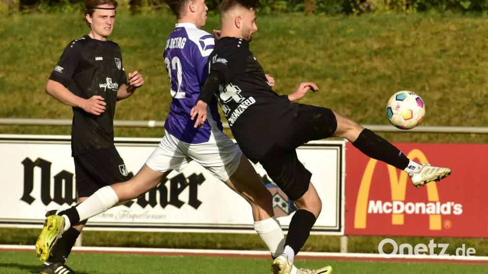 Szenen aus dem Spitzenspiel der Kreisliga West zwischen dem 1. FC Schwarzenfeld (dunkle Trikots) und dem TSV Detag Wernberg am Samstag, 28. September 2024. Beide Teams trennten sich 1:1. Bild: ham
