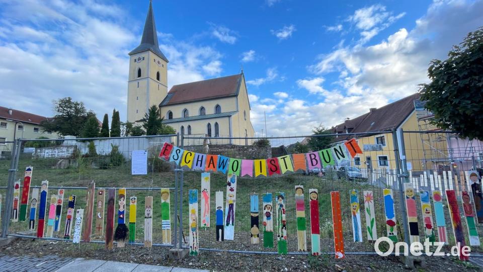&quot;Menschenkette aus Zaunlatten&quot; nennt das Ortsjugendwerk der AWO Windischeschenbach das Kunstprojekt entlang des Bauzauns in Windischeschenbach. Bild: Katja Stessmann