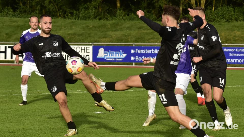 Szenen aus dem Spitzenspiel der Kreisliga West zwischen dem 1. FC Schwarzenfeld (dunkle Trikots) und dem TSV Detag Wernberg am Samstag, 28. September 2024. Beide Teams trennten sich 1:1. Bild: ham