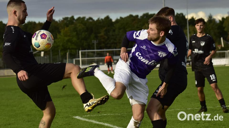 Szenen aus dem Spitzenspiel der Kreisliga West zwischen dem 1. FC Schwarzenfeld (dunkle Trikots) und dem TSV Detag Wernberg am Samstag, 28. September 2024. Beide Teams trennten sich 1:1. Bild: ham