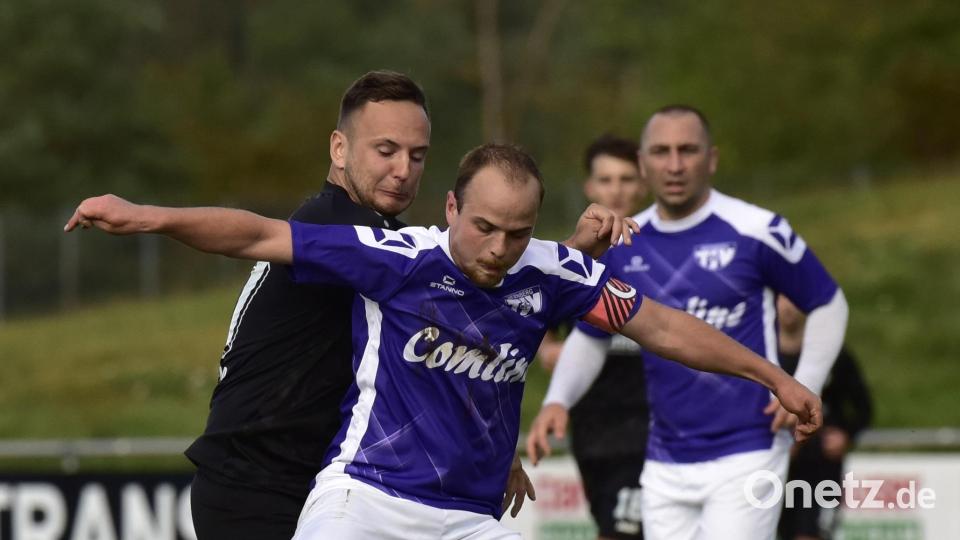 Szenen aus dem Spitzenspiel der Kreisliga West zwischen dem 1. FC Schwarzenfeld (dunkle Trikots) und dem TSV Detag Wernberg am Samstag, 28. September 2024. Beide Teams trennten sich 1:1. Bild: ham