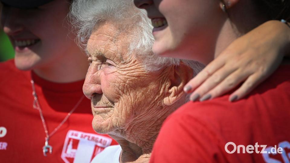 Die 98-jährige Johanna Quaas lebt, was Altersforscher raten: Teilhabe hält jung. (Archivbild) Bild: Heiko Rebsch/dpa