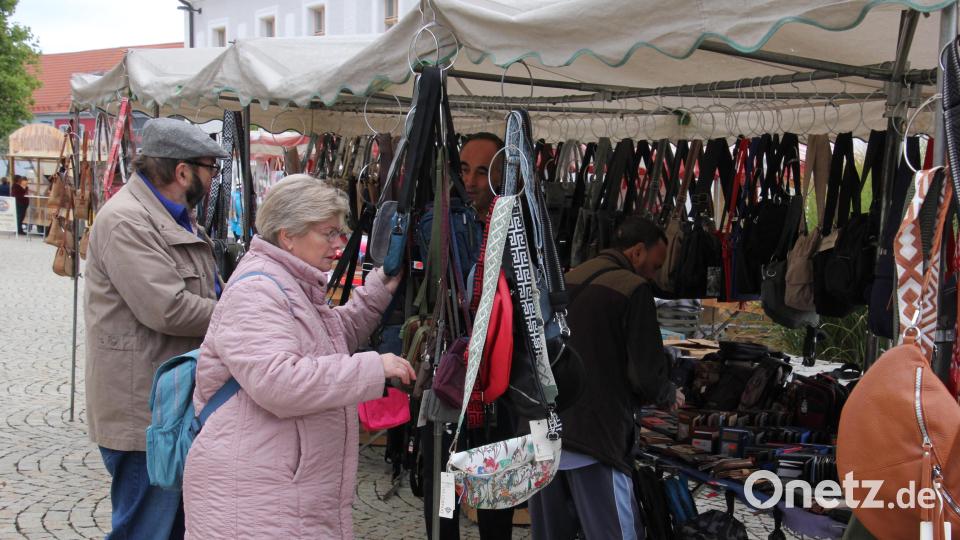 Anfangs eher dürftig war das Interesse am Michaeli-Markt in Mitterteich. Dies änderte sich erst, als der Shuttle-Bus fuhr. Bild: kro