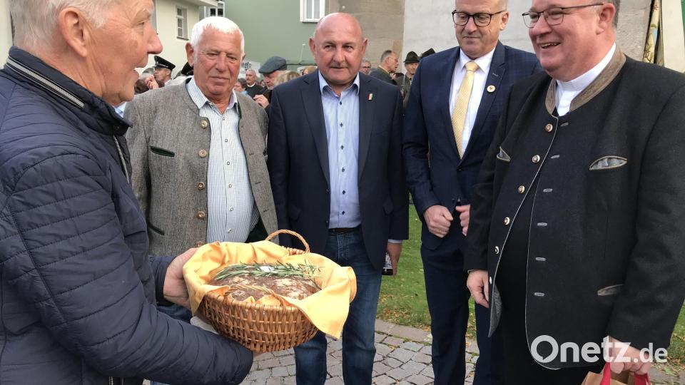 Dankbar und gut gelaunt nahm Birner Brot und Salz von Kirchenpfleger Georg Münch entgegen. Bild: mma