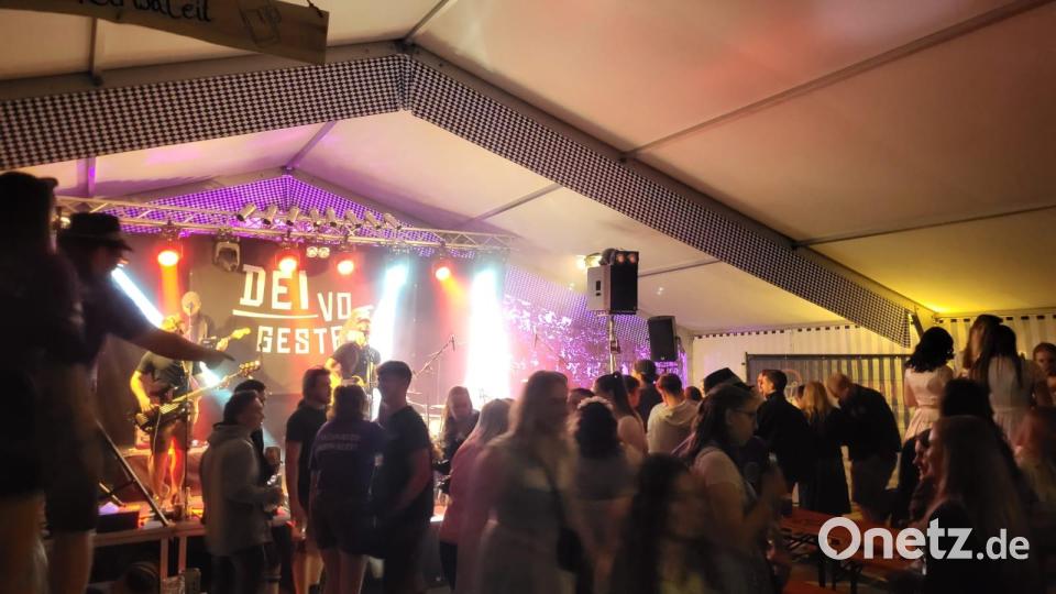 Am Samstag bei abendlichen Auftritt von &quot;Dei vo gestern&quot; herrschte eine Superstimmung im Zelt. Bild: bey