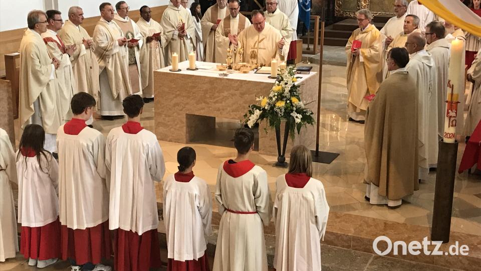Mit den Mitbrüdern im kirchlichen Dienst feierte Birner Eucharistie in der Pfarrkirche. Bild: mma