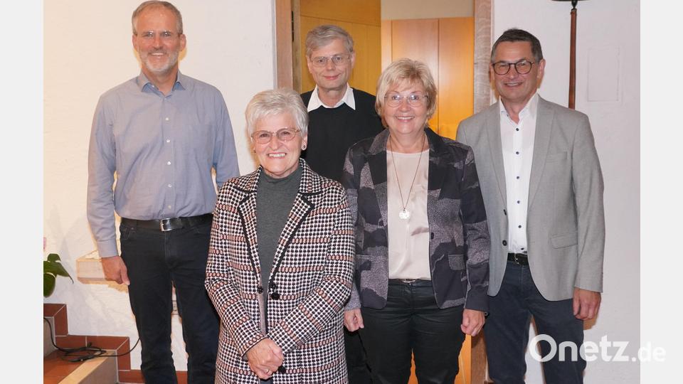 Am Eingang zur Sakristei. Von links: Horst Pleyer, Maria Glatter, Pfarrer Norbert Götz, sowie Christina und Norbert Kellner. Bild: fvo