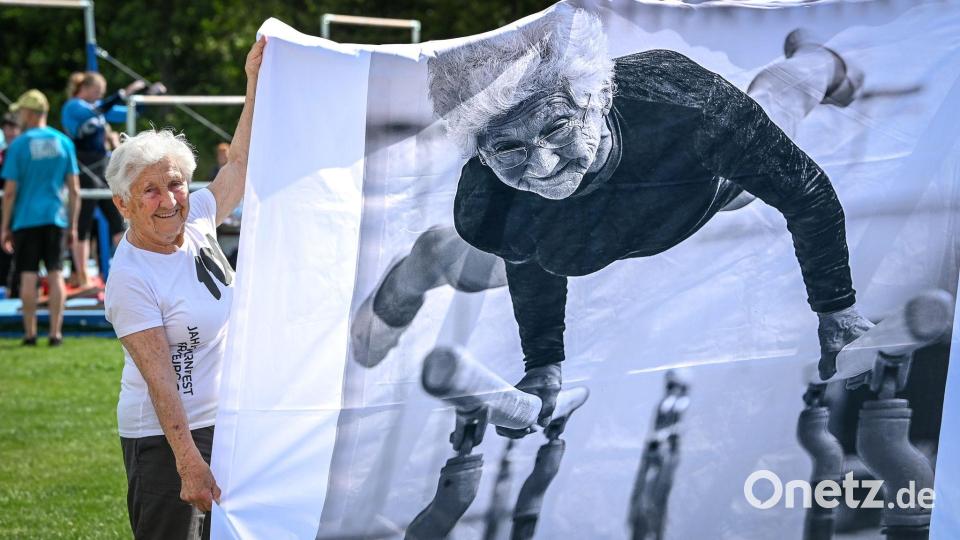 Johanna Quaas (98) hat es schriftlich im Guinness-Buch der Rekorde: 2012 war sie die älteste Wettkampfturnerin der Welt. (Archivbild) Bild: Heiko Rebsch/dpa