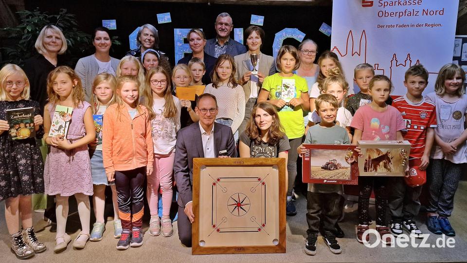 Puzzles und jede Menge Gutscheine konnten die fleißigen Sommerferien-Leser bei der Abschlussveranstaltung des Sommerferien-Leseclubs der Regionalbibliothek Weiden entgegennehmen. Bild: R. Kreuzer