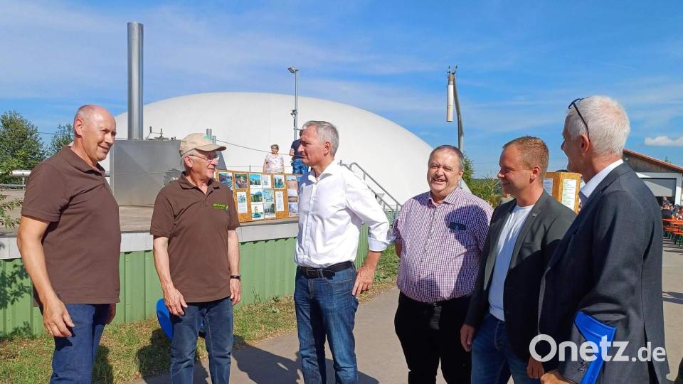 Die beiden Gesellschafter der WK-Energie GmbH (von links) Werner Wendl und Laurenz Beck erläutern mit Landtagsabgeordnetem Harald Schwartz, Gebenbachs Bürgermeister Peter Dotzler, MdL Bernhard Heinisch und stellvertretendem Geschäftsführer Christian Leuchtweis des „Centralen Agrar-, Rohstoff-, Marketing- und Entwicklungsnetzwerks&quot; nicht nur die Daten der Anlage, sondern auch mögliche Probleme für die Anlage nach dem Auslaufen des Erneuerbaren-Energie-Gesetzes (EEG). Bild: u