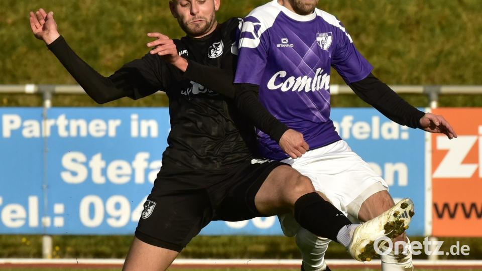 Szenen aus dem Spitzenspiel der Kreisliga West zwischen dem 1. FC Schwarzenfeld (dunkle Trikots) und dem TSV Detag Wernberg am Samstag, 28. September 2024. Beide Teams trennten sich 1:1. Bild: ham