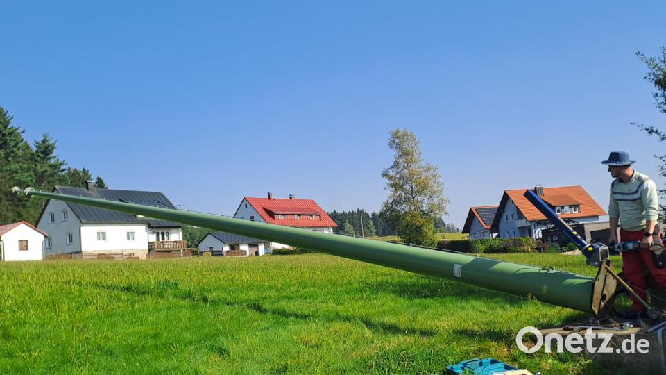 Der Turm wird umgelegt und der Sensor ausgetauscht. Im Bild Torsten Müller vom Deutschen Wetterdienst. Bild: gis