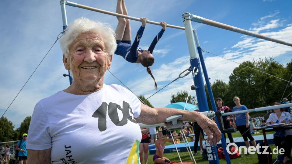 Turnfest mit 98 Jahren. Johanna Quaas' Lebensmotto lautet: immer in Bewegung bleiben. (Archivbild) Bild: Heiko Rebsch/dpa