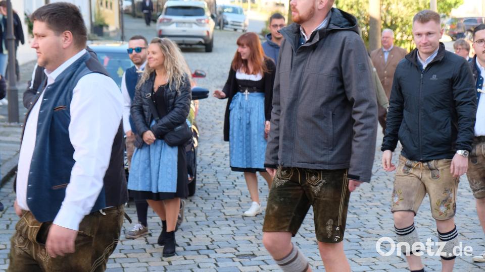 Anstelle der himmlischen Heerscharen waren es am Kirchweihsonntag zum Fest des Erzengels Michael die Kirwa-Burschen- und Moidla und der liturgische Dienst, die musikalisch begleitet von der Stadtkapelle, zum Kirchzug antraten. Bild: do