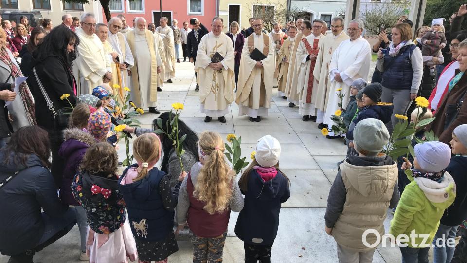 Die Kindergartenkinder begrüßten mit Blumen, Gedicht und Lied den neuen Pfarrer. Bild: mma