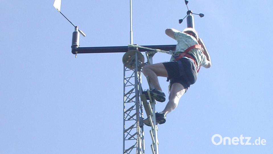 In früheren Jahren musste ein Techniker, angeseilt und im Schutzanzug, für Wartungen und Reparaturen auf den Turm steigen. Archivbild: gis
