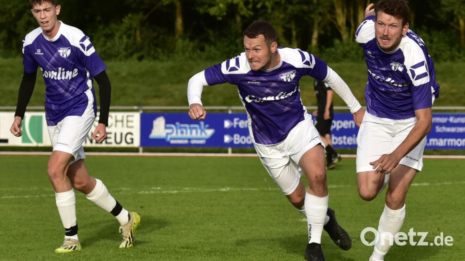 Szenen aus dem Spitzenspiel der Kreisliga West zwischen dem 1. FC Schwarzenfeld (dunkle Trikots) und dem TSV Detag Wernberg am Samstag, 28. September 2024. Beide Teams trennten sich 1:1. Bild: ham