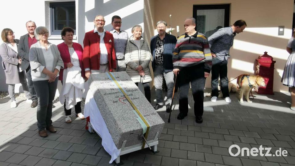 Die Vorstandschaft der AWO Eslarn überreichte an Fritz Möstl zum 50. Jahrestag als Vorsitzender einen Gedenkstein. Bild: gz