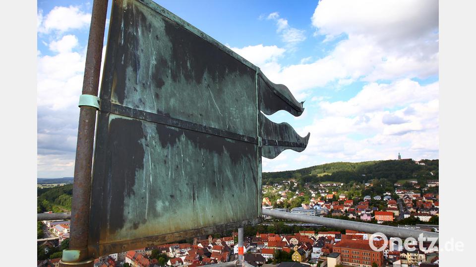 Die Fahne dreht sich 92 Meter über dem Marktplatz im Wind. Bild: Wolfgang Steinbacher