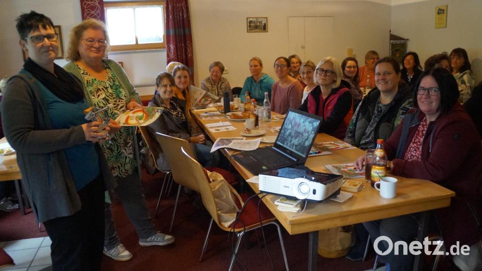 Fachlehrerin Christina Betz und Fachberaterin Heidi Schmid gestalten den Theorieteil im Vereinsheim des Obst- und Gartenbauvereins. Bild: wel