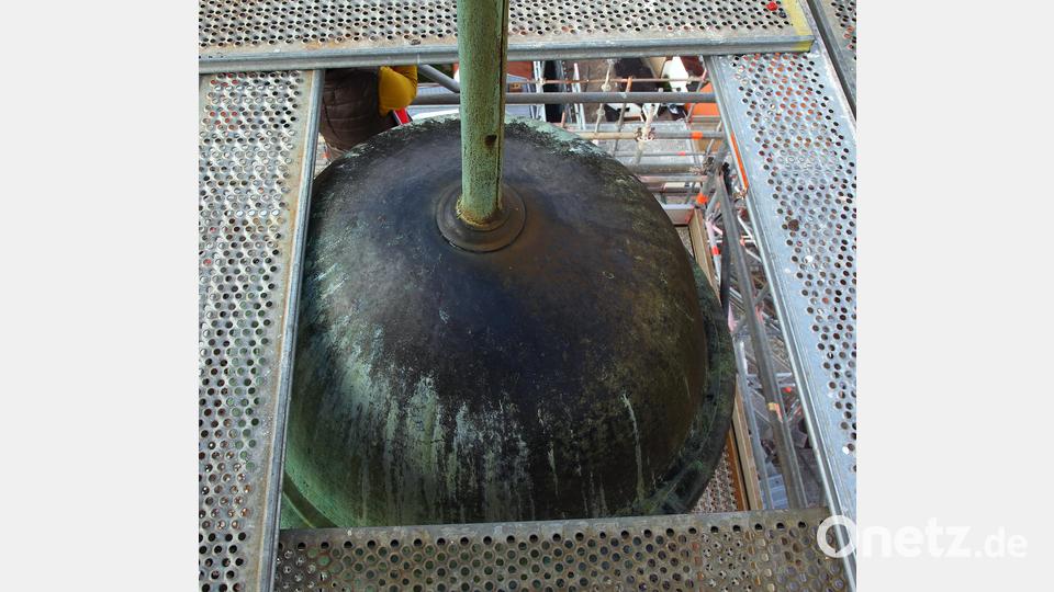 Die Kugel unterhalb der Fahne. Heute ist die Kugel vergoldet. Im Inneren befindet sich eine Zeitkapsel aus dem Jahr 2015. Bild: Wolfgang Steinbacher