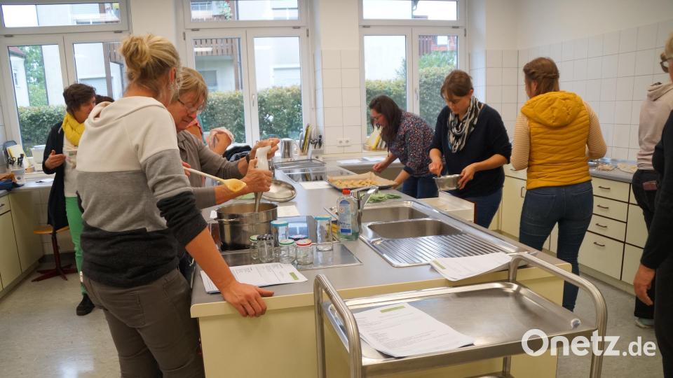 Die Frauen sind eifrig am Kochen. Bild: wel