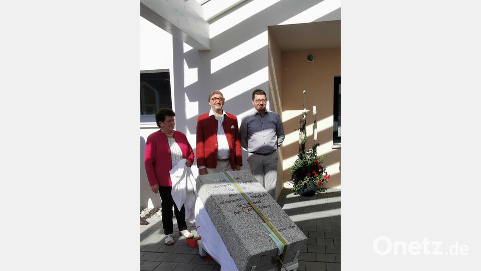 Zweite Vorsitzende Anneliese Hierold und Schriftführer Florian Maier enthüllten mit Vorsitzenden Fritz Möstl den Gedenkstein. Bild: gz